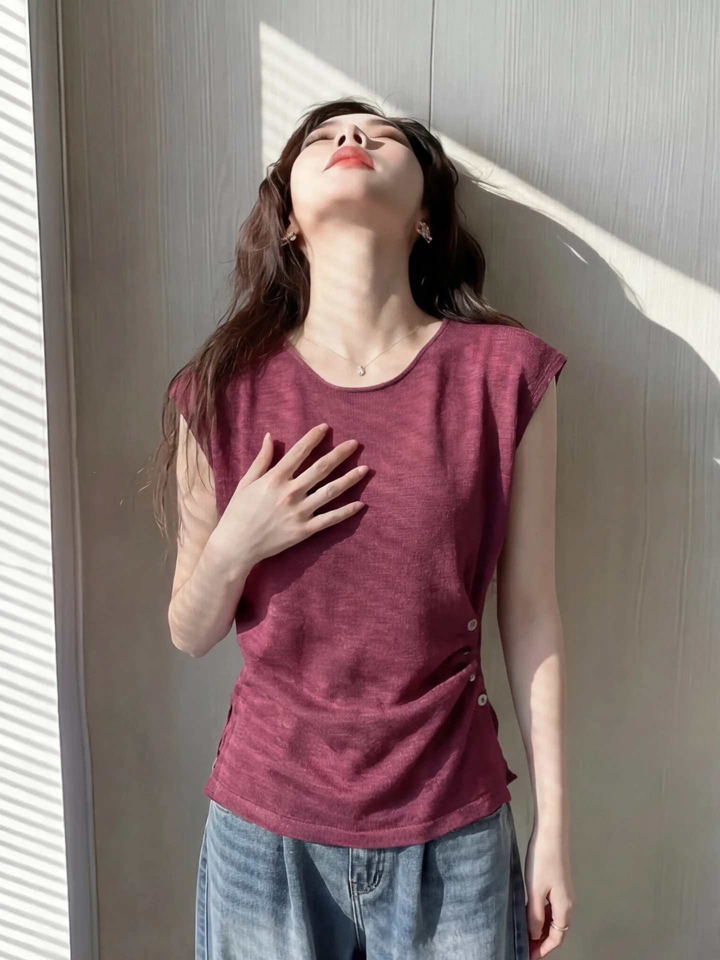 Elegant Knitted Sleeveless Vest Women's Fashion Design round Neck Waist-Cinching Side Button Pleated Summer Top
Elegant Knitted Sleeveless Vest Women's Fashion Design round Neck Waist-Cinching Side Button Pleated Summer Top