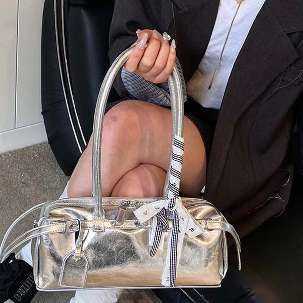Solid Color French Stick Handbag High Quality Y2K Silver PU Shoulder Bag Bow Ribbon Large Capacity Cylinder Underarm Bags Daily
Solid Color French Stick Handbag High Quality Y2K Silver PU Shoulder Bag Bow Ribbon Large Capacity Cylinder Underarm Bags Daily