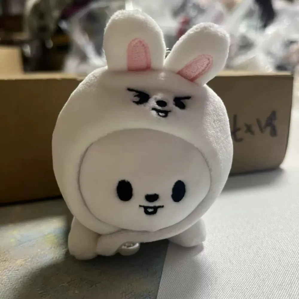 Плюшевый брелок-подвеска SKZOO Stray Kids: лежащие персонажи в шапках, мультяшный дизайн. Подарки для фанатов (Феликс, Хёнджин, Чан, Джи-сун, Уджин).
Плюшевый брелок-подвеска SKZOO Stray Kids: лежащие персонажи в шапках, мультяшный дизайн. Подарки для фанатов (Феликс, Хёнджин, Чан, Джи-сун, Уджин).