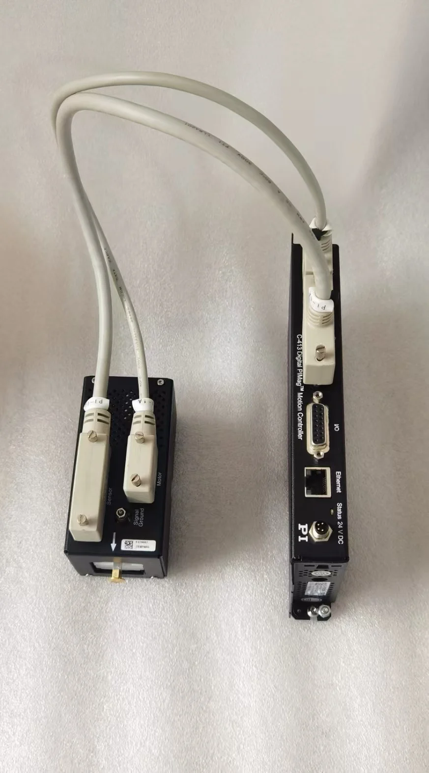 PI C-413K009 Шаговый сервоконтроллер с контроллером двигателя PI V-273K013 и кабелями
PI C-413K009 Шаговый сервоконтроллер с контроллером двигателя PI V-273K013 и кабелями