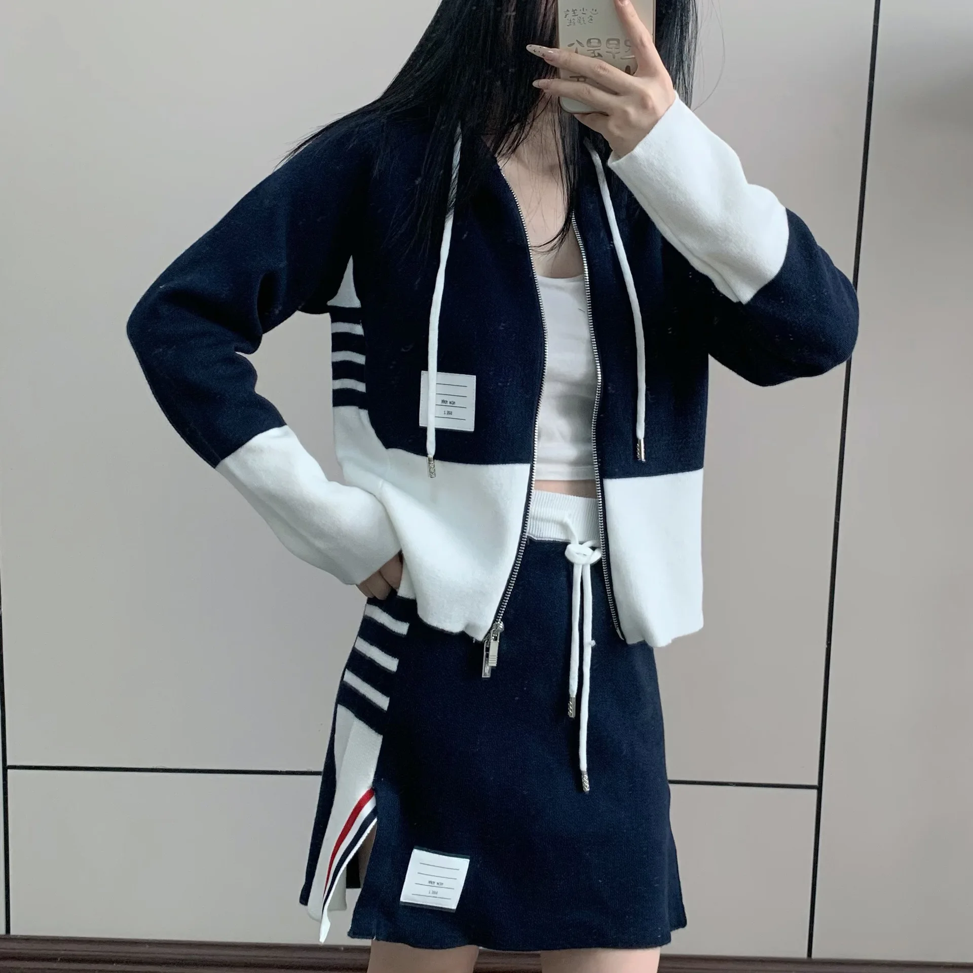 Ladies Knitted Woolen Hoodie Sweatshirt Skirt Set with Zipper Four Stripes Short A-Line Skirt Two-Piece Casual Sportswear
Ladies Knitted Woolen Hoodie Sweatshirt Skirt Set with Zipper Four Stripes Short A-Line Skirt Two-Piece Casual Sportswear