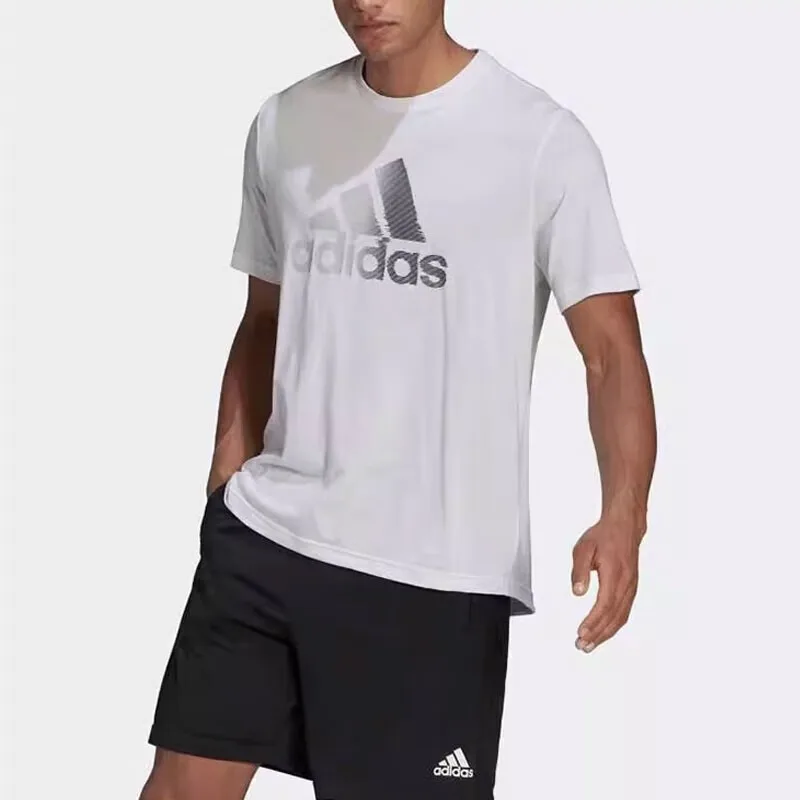 Adidas Versatile Basic Футболка с короткими рукавами. Чистый белый цвет с серым логотипом бренда подчеркивает спортивный и повседневный стиль
Adidas Versatile Basic Футболка с короткими рукавами. Чистый белый цвет с серым логотипом бренда подчеркивает спортивный и повседневный стиль