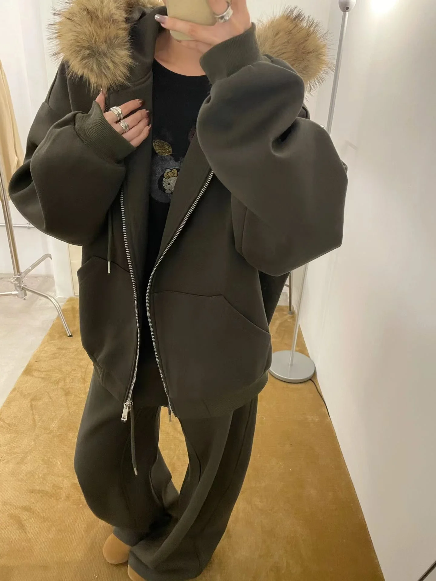 2025 New American Retro Loose Simple Hooded Open Cardigan Sweatirt Men Women Couple Fur Collar down Jaet Casual Sle
2025 New American Retro Loose Simple Hooded Open Cardigan Sweatirt Men Women Couple Fur Collar down Jaet Casual Sle