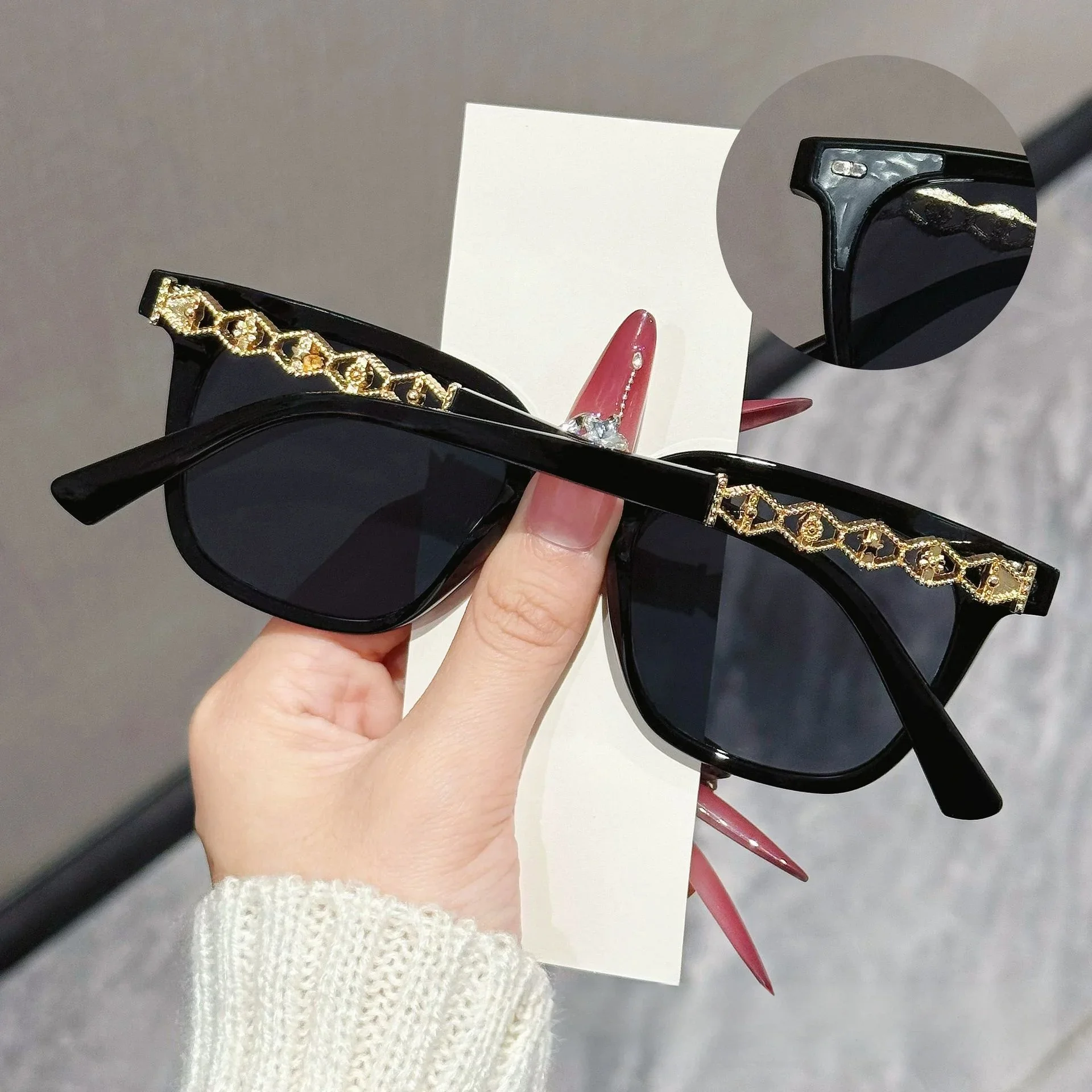 Women's Fashion Sunglasses Korean Style Light Luxury Metal Temple Small Square Frame 8240
Women's Fashion Sunglasses Korean Style Light Luxury Metal Temple Small Square Frame 8240