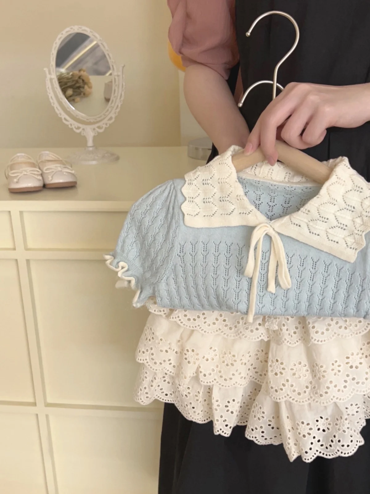 Spring Knitted Short Sleeve Ruffle Shorts Two-Piece Set for Baby Girls Fashionable Cute Design New 2025 Style
Spring Knitted Short Sleeve Ruffle Shorts Two-Piece Set for Baby Girls Fashionable Cute Design New 2025 Style