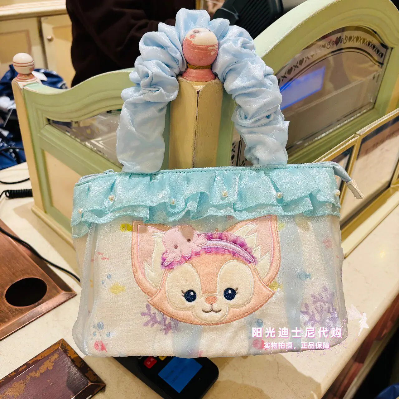Disney Park Special Redemption Deal - Fairy Embroidered Summer Ocean LinaBell Lunch Bag - Holiday Collectible Gift.
Disney Park Special Redemption Deal - Fairy Embroidered Summer Ocean LinaBell Lunch Bag - Holiday Collectible Gift.