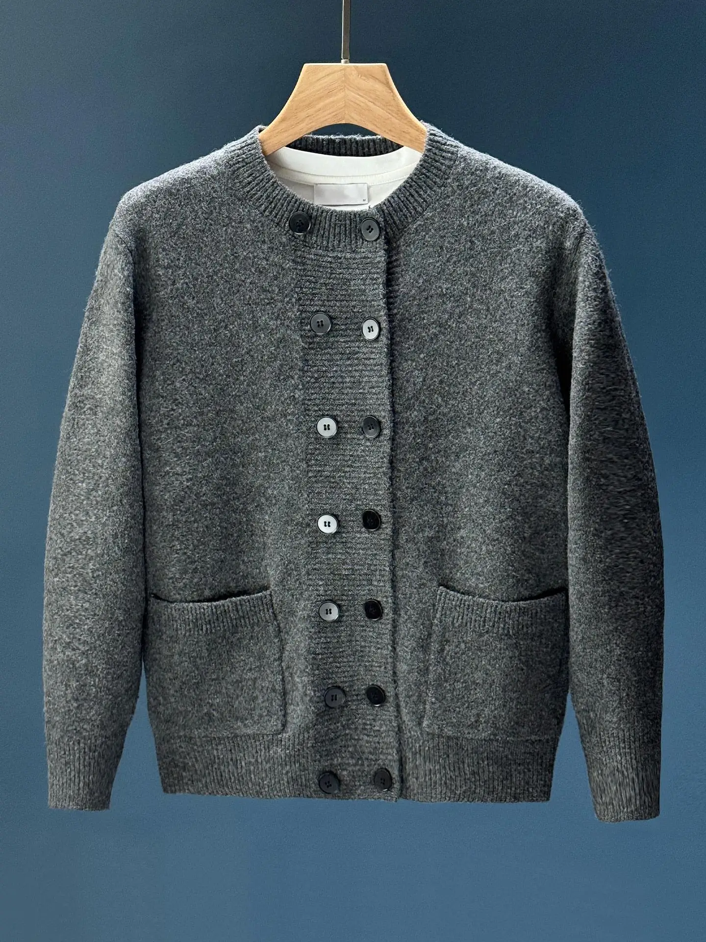 Loose Fit Knitted Cardigan Men's Casual round Ne Double Buttoned Open Front Sweater Autumn Winter New Sle Comfortable Out...
Loose Fit Knitted Cardigan Men's Casual round Ne Double Buttoned Open Front Sweater Autumn Winter New Sle Comfortable Out...