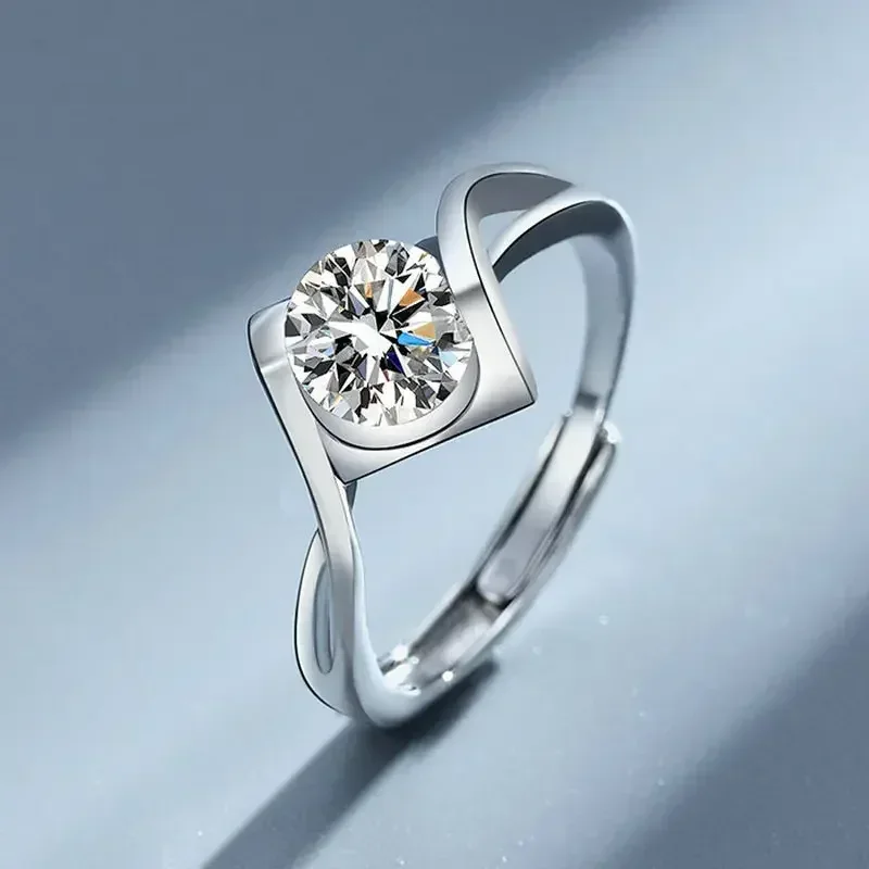 Angel's Kiss VVS1 0.5/1CT Moissanite Female Rings, Designer Jewelry Have Mutual Affinity 18K White Gold Wedding Ring for Women
Angel's Kiss VVS1 0.5/1CT Moissanite Female Rings, Designer Jewelry Have Mutual Affinity 18K White Gold Wedding Ring for Women