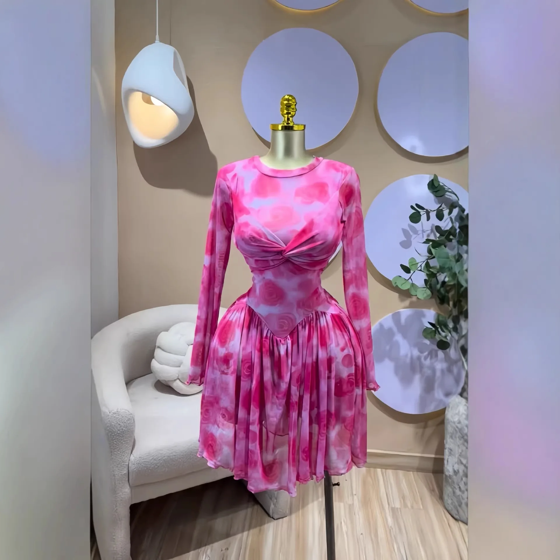 Women's 2026 Spring New Long-Sleeve Round-Neck Wrap-Bust Printed Waist-Cinching Ruched Short Dress
Women's 2026 Spring New Long-Sleeve Round-Neck Wrap-Bust Printed Waist-Cinching Ruched Short Dress