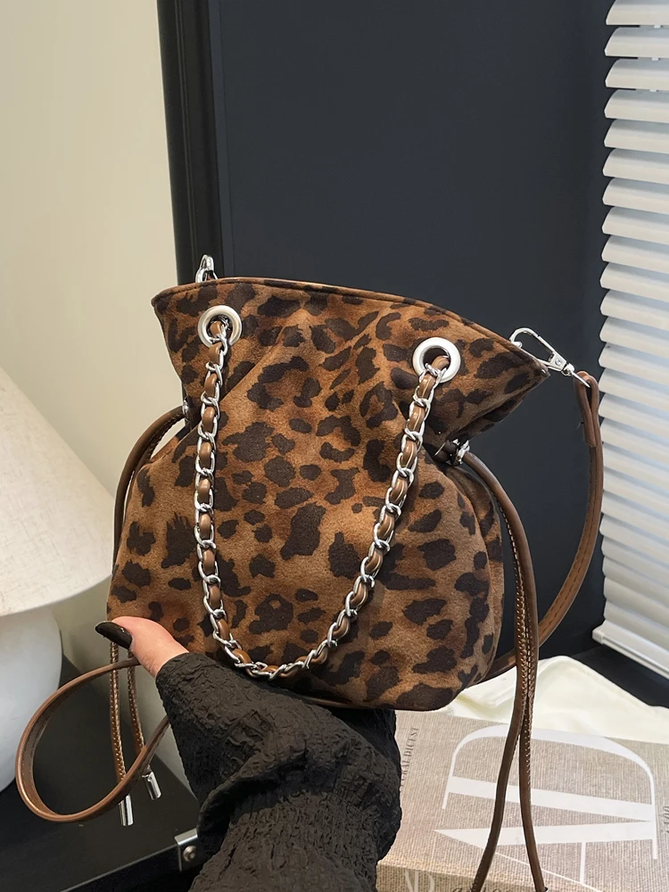 Винтажная леопардовая женская сумка, осенняя новинка, корейский стиль, сумки через плечо из искусственной замши на шнурке, сумка на одно плечо с цепочкой
Винтажная леопардовая женская сумка, осенняя новинка, корейский стиль, сумки через плечо из искусственной замши на шнурке, сумка на одно плечо с цепочкой