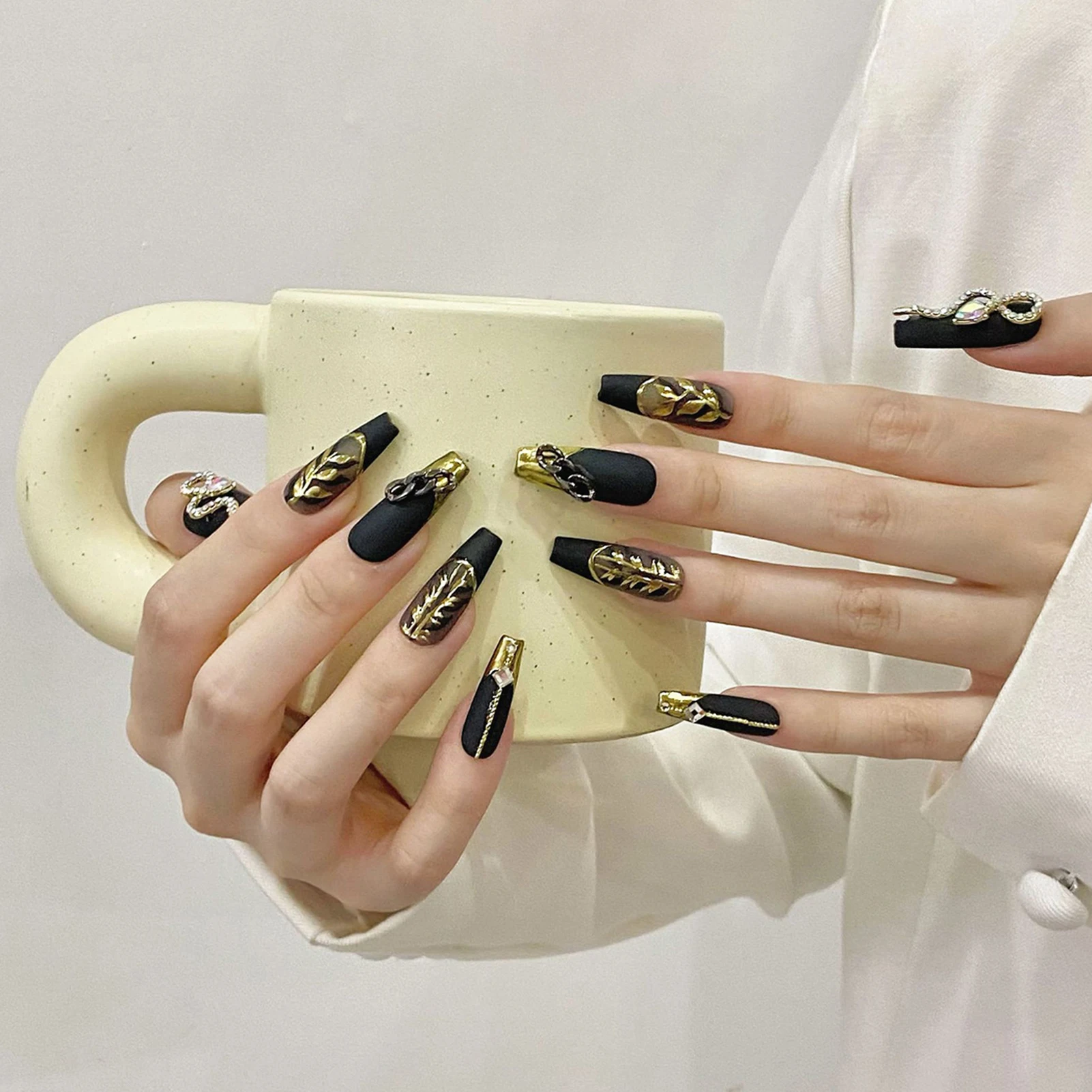 Black False Nails with Rhinestone Natural Unbreakable Nail Simple Wear for Manicure Lovers and Beauty Bloggers
Black False Nails with Rhinestone Natural Unbreakable Nail Simple Wear for Manicure Lovers and Beauty Bloggers