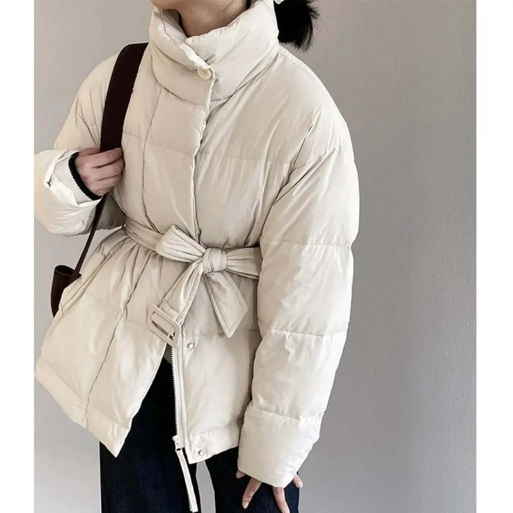 Korean Style Stand-Up Collar Women's Cotton Outwear Mid-Length Thickened Bread Design Lace-Up Waist Casual Top for 2023-2025
Korean Style Stand-Up Collar Women's Cotton Outwear Mid-Length Thickened Bread Design Lace-Up Waist Casual Top for 2023-2025