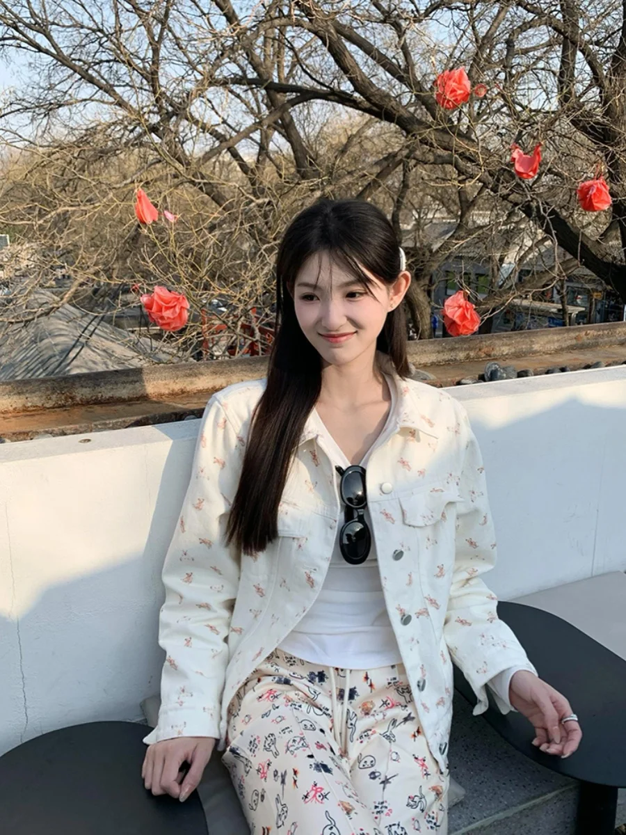 Американская джинсовая куртка с цветочным принтом, женская, летняя, тонкая, свободного кроя, в стиле рабочей одежды, на раннюю осень, с воротником, на пуговицах
Американская джинсовая куртка с цветочным принтом, женская, летняя, тонкая, свободного кроя, в стиле рабочей одежды, на раннюю осень, с воротником, на пуговицах