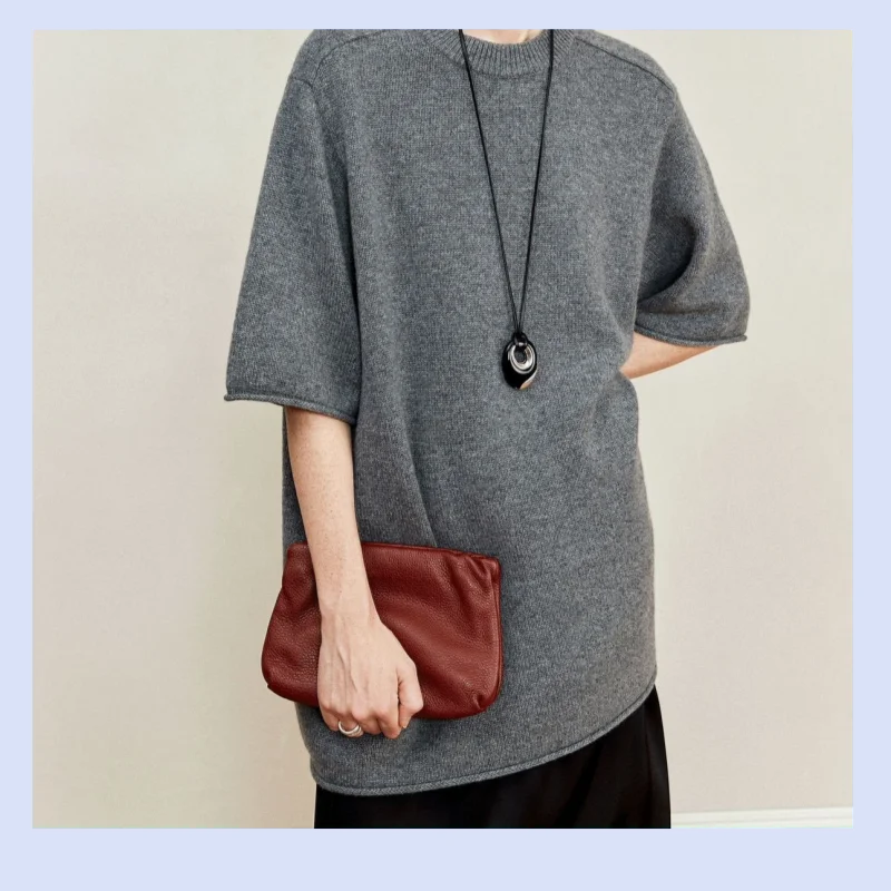 Сверхмощный вязаный свитер с круглым вырезом и короткими рукавами из кашемира, шерсти, мягкой и приятной для кожи.
Сверхмощный вязаный свитер с круглым вырезом и короткими рукавами из кашемира, шерсти, мягкой и приятной для кожи.