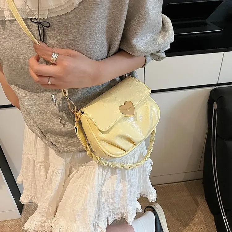 Лето 2025 г., однотонная сумка для пельменей, женская сумка с морщинами и облаком, через плечо, портативная роскошная сумка
Лето 2025 г., однотонная сумка для пельменей, женская сумка с морщинами и облаком, через плечо, портативная роскошная сумка