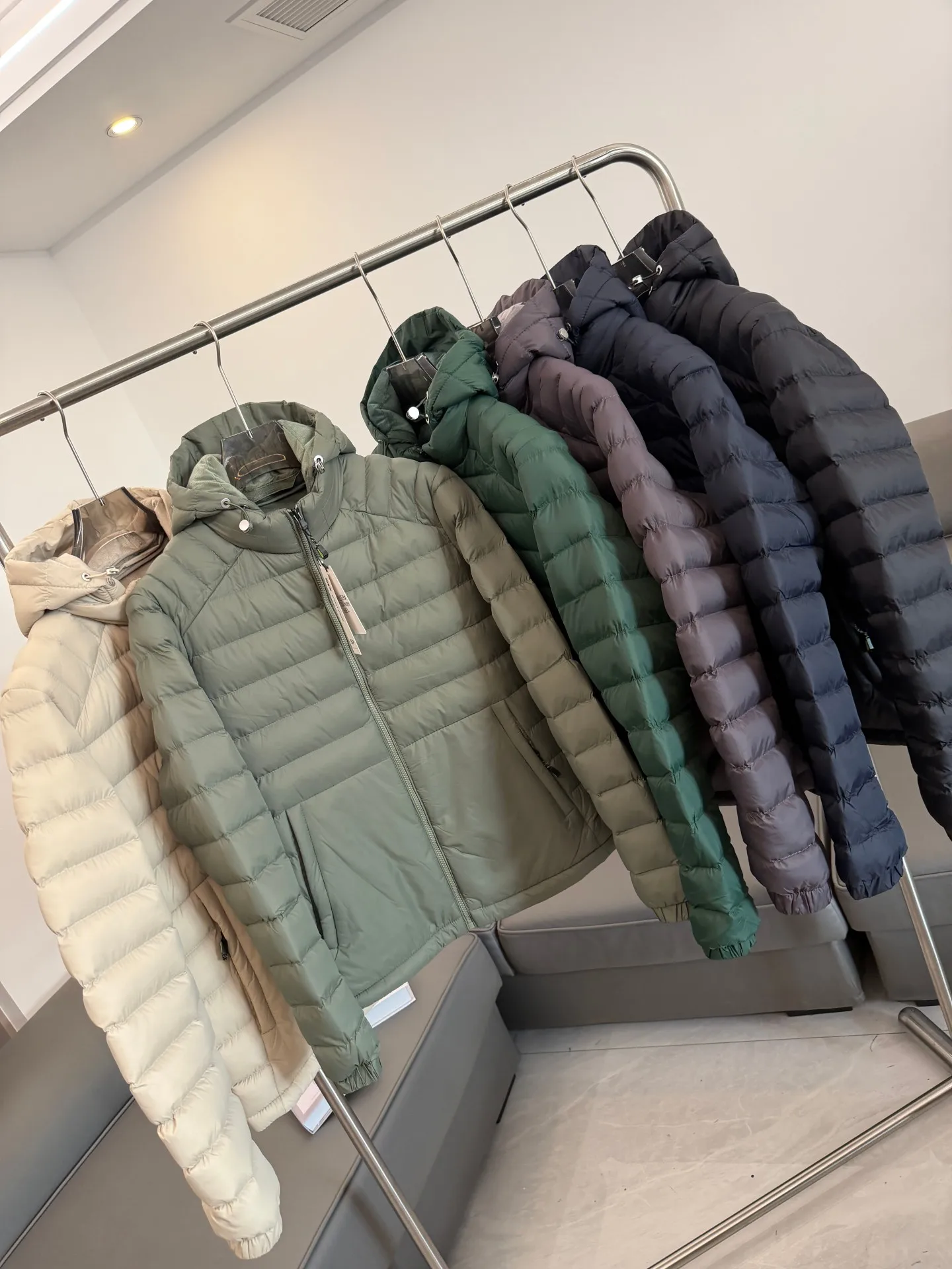 Мужская утепленная зимняя хлопковая куртка для улицы со съемным капюшоном, модная городская модель с длинными рукавами на молнии
Мужская утепленная зимняя хлопковая куртка для улицы со съемным капюшоном, модная городская модель с длинными рукавами на молнии