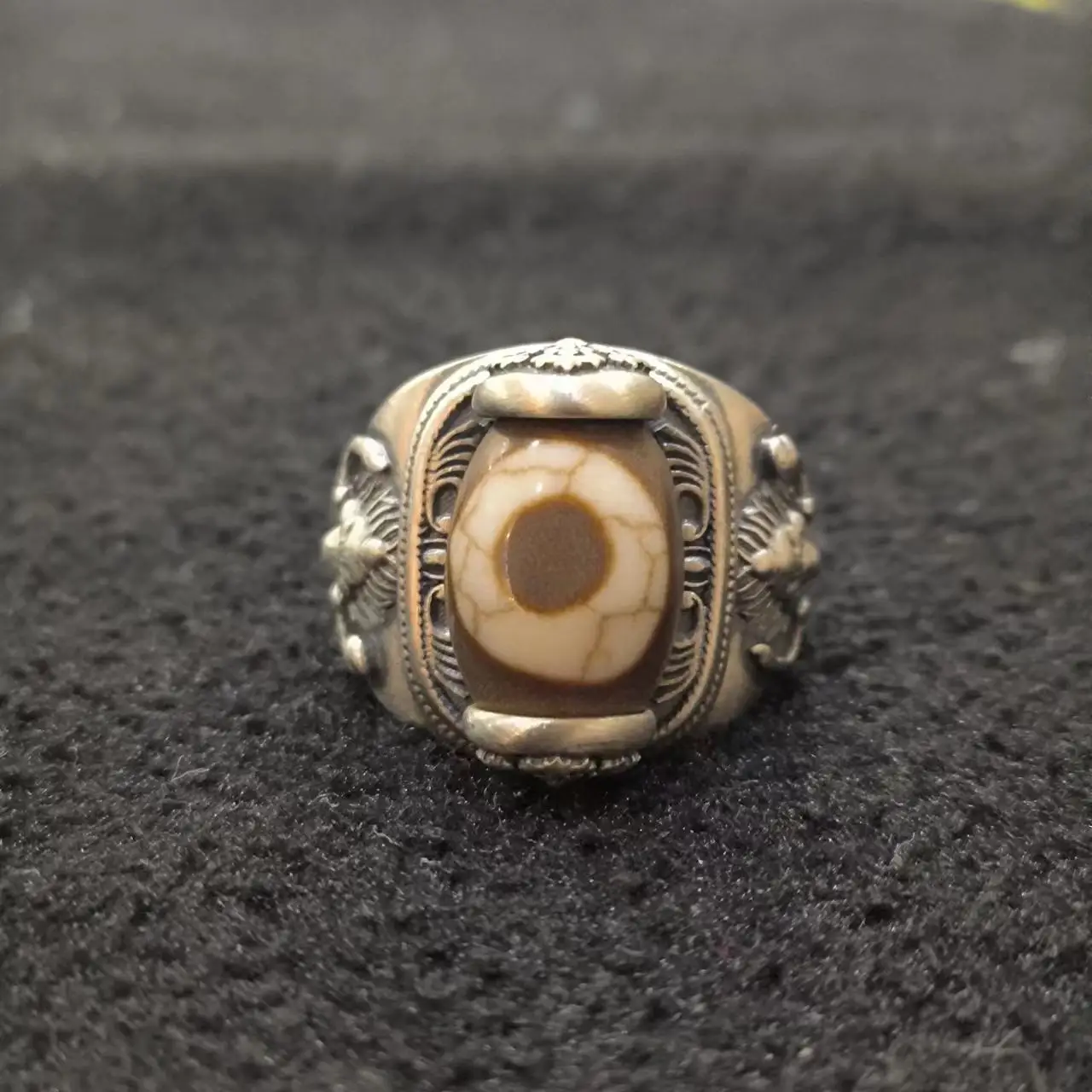 1pcs/lot Natural One Eye Dzi Ring S925 sterling silver inlay Vajra size adjustable folk-custom Men's and Women's accessories
1pcs/lot Natural One Eye Dzi Ring S925 sterling silver inlay Vajra size adjustable folk-custom Men's and Women's accessories