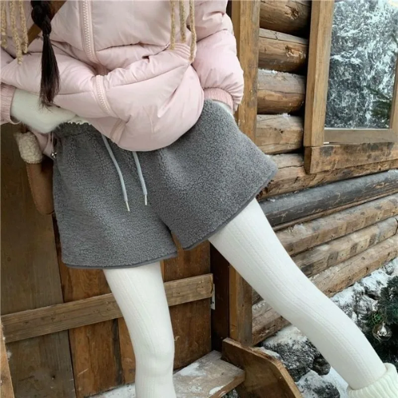 Elastic Waist Imitation Lamb Wool Casual Shorts Women's Winter Plush Wide Leg Shorts Gray Hot Pants Pairing Pantyhose and Boots
Elastic Waist Imitation Lamb Wool Casual Shorts Women's Winter Plush Wide Leg Shorts Gray Hot Pants Pairing Pantyhose and Boots