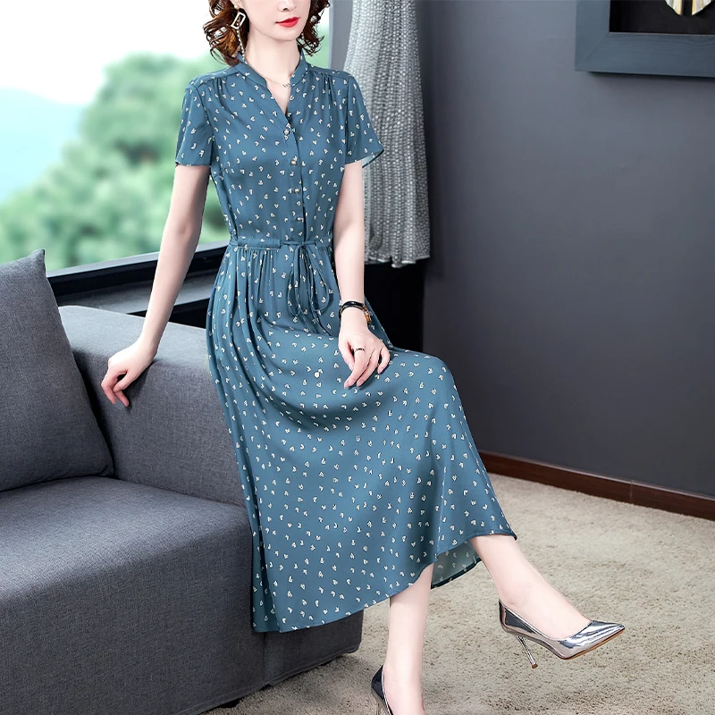Summer New Blue Print Natural Silk V-Neck Midi Dress Women Korean Vintage Casual Party Dress 2024 Elegant Bodycon Party Vestido
Summer New Blue Print Natural Silk V-Neck Midi Dress Women Korean Vintage Casual Party Dress 2024 Elegant Bodycon Party Vestido