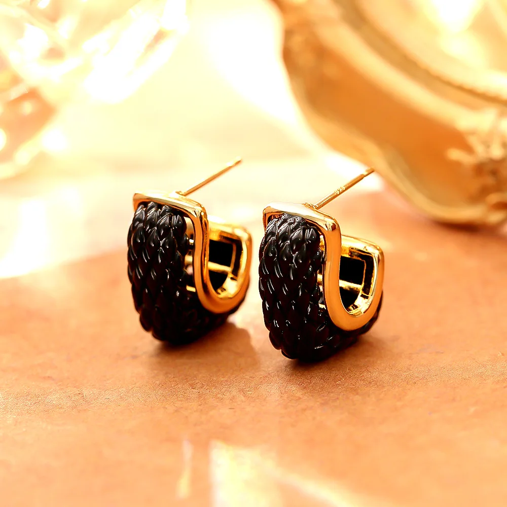 Fashionable and exquisite black plaid earrings, unique sweet and cool style earrings, irregular geometric temperament earrings
Fashionable and exquisite black plaid earrings, unique sweet and cool style earrings, irregular geometric temperament earrings