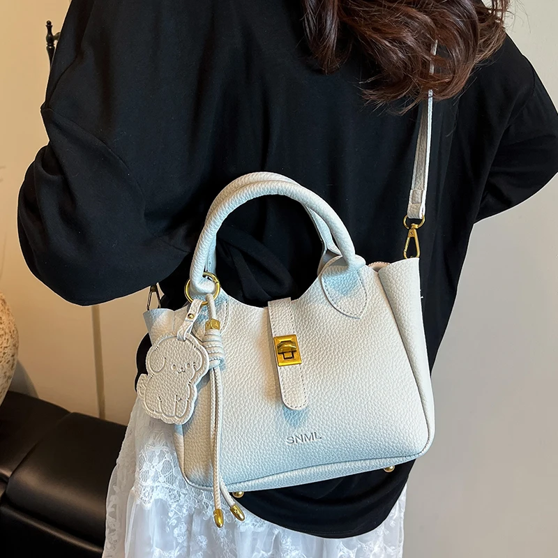 Korean Sle Simple Versatile Lychee Pattern Handbag Women's Spring New Crossbody Buet Bag Soft PU Leather Casual Handbag
Korean Sle Simple Versatile Lychee Pattern Handbag Women's Spring New Crossbody Buet Bag Soft PU Leather Casual Handbag