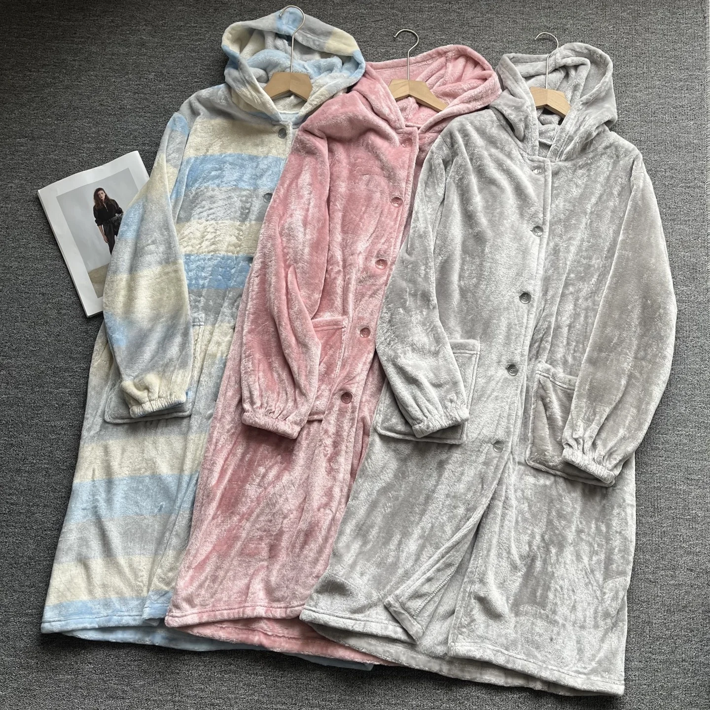 Winter Long Hooded Sleepwear Coral Fleece Absorbent Heated Flannel Couples Home Clothes Sleep Dresses Youth Pure Color
Winter Long Hooded Sleepwear Coral Fleece Absorbent Heated Flannel Couples Home Clothes Sleep Dresses Youth Pure Color