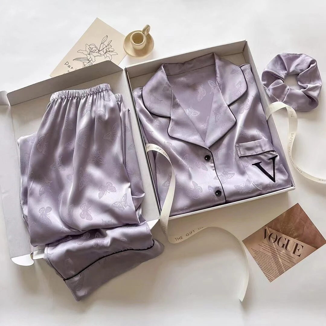 Новый весенний повседневный пижамный комплект из шелковистого атласа с длинными рукавами, жаккардовым узором «Бабочки», для сна и отдыха, женский, с отложным воротником
Новый весенний повседневный пижамный комплект из шелковистого атласа с длинными рукавами, жаккардовым узором «Бабочки», для сна и отдыха, женский, с отложным воротником