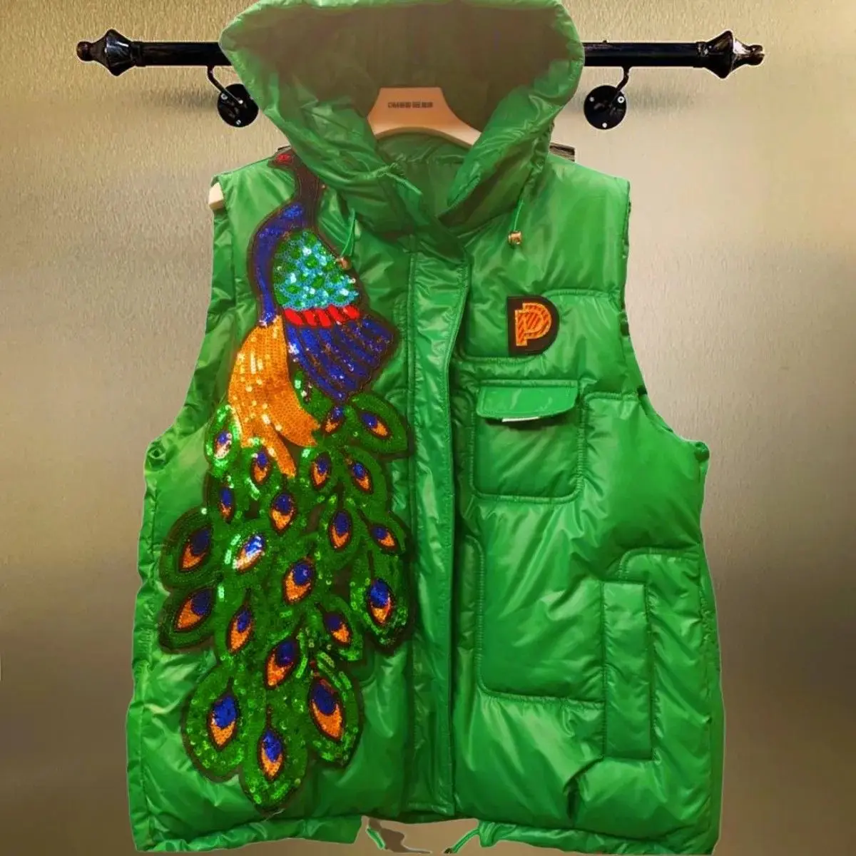 Новая женская утепленная жилетка 2025 года с глянцевой поверхностью для осени и зимы, для активного отдыха, с воротником-стойкой, с наплечными вставками, модная
Новая женская утепленная жилетка 2025 года с глянцевой поверхностью для осени и зимы, для активного отдыха, с воротником-стойкой, с наплечными вставками, модная