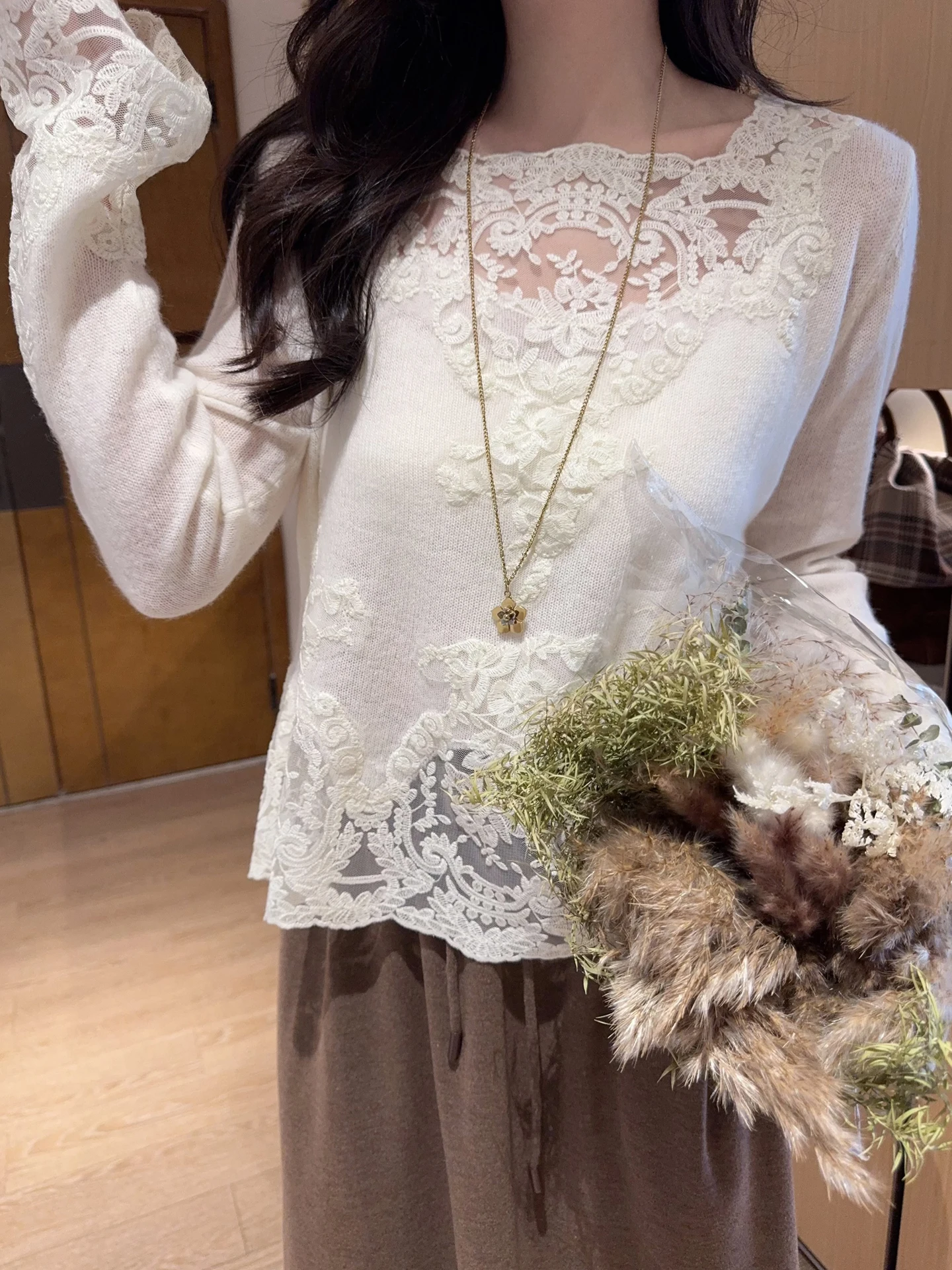 Elegant Long Sleeve Cashmere Knitted Sweater Women's Base Layer Shirt Lace Embroidery Soft French Style Straight Cut Base Shirt
Elegant Long Sleeve Cashmere Knitted Sweater Women's Base Layer Shirt Lace Embroidery Soft French Style Straight Cut Base Shirt