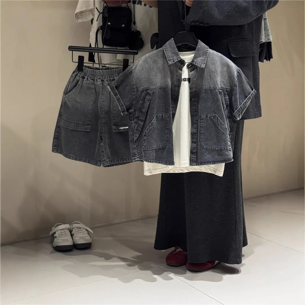 2025 Summer New Boys and Girls Baby Korean Edition Stylish Children's Cowboy Shirt Short Sleeve Shorts Set Two Piece Trendy Set
2025 Summer New Boys and Girls Baby Korean Edition Stylish Children's Cowboy Shirt Short Sleeve Shorts Set Two Piece Trendy Set