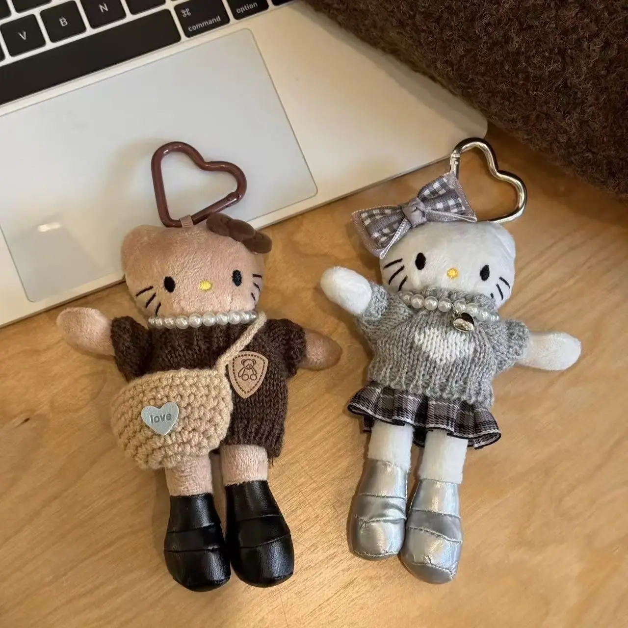 Милый брелок Hello Kitty с длинными ногами, вязаная юбка, кукла-переодевашка, аниме, кавайный брелок для ключей, подвеска для рюкзака, женский брелок
Милый брелок Hello Kitty с длинными ногами, вязаная юбка, кукла-переодевашка, аниме, кавайный брелок для ключей, подвеска для рюкзака, женский брелок