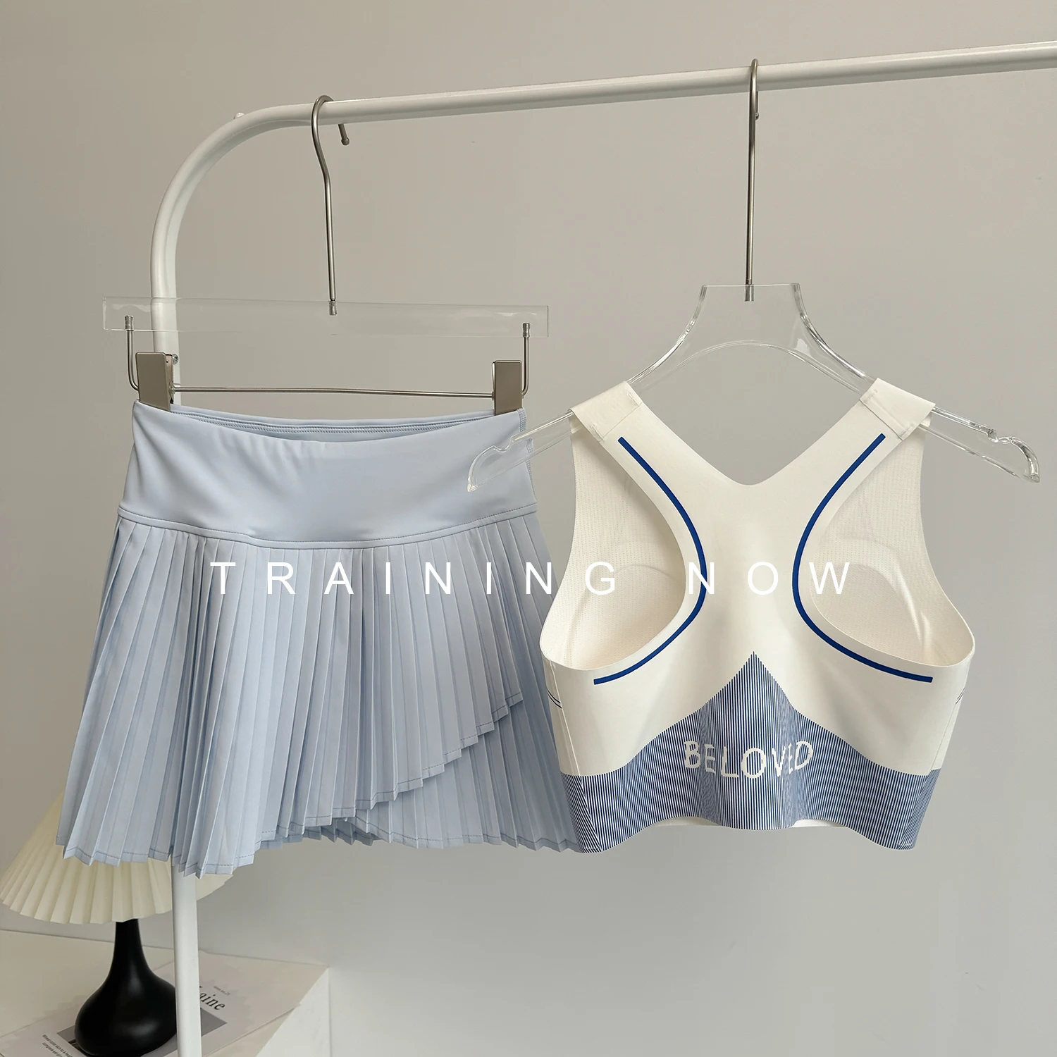 High-end badminton fitness suit for women in summer breathable quick-drying running vest fashion new yoga sportswear
High-end badminton fitness suit for women in summer breathable quick-drying running vest fashion new yoga sportswear