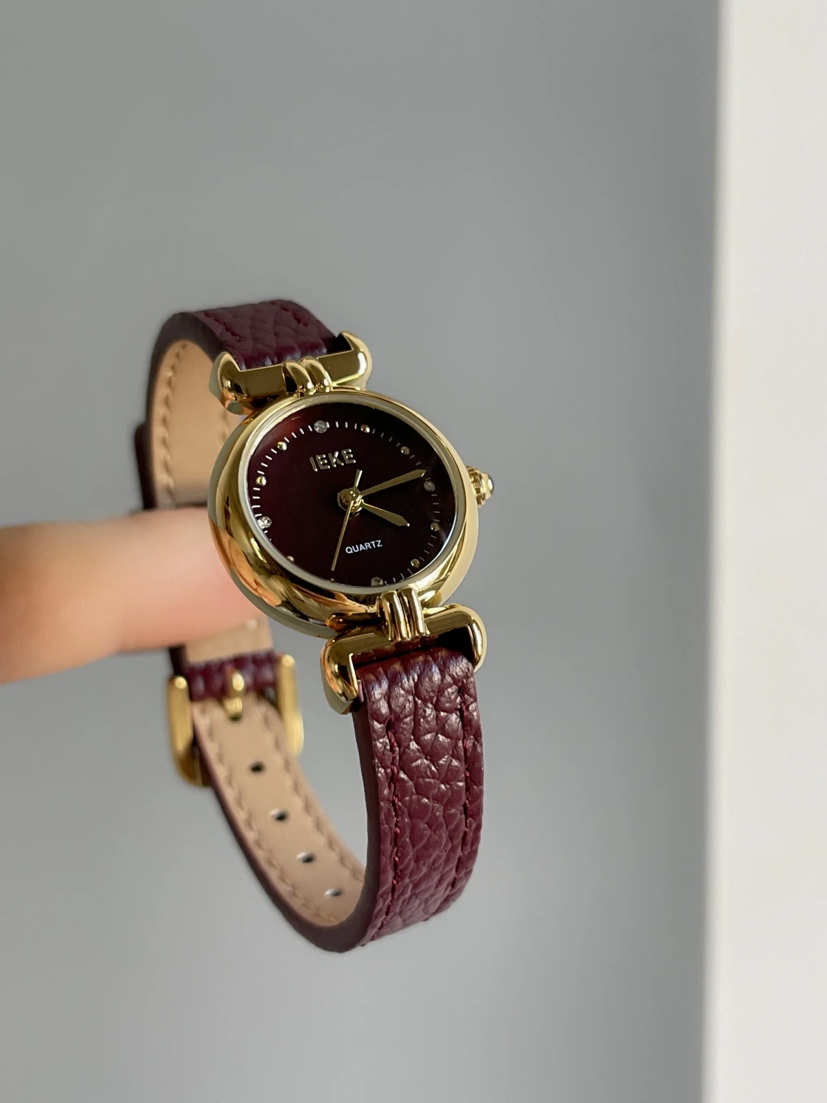 Новые красные женские часы, стильные и изысканные с круглым, маленьким циферблатом и нежным кварцевым механизмом. Компактные женские часы.
Новые красные женские часы, стильные и изысканные с круглым, маленьким циферблатом и нежным кварцевым механизмом. Компактные женские часы.