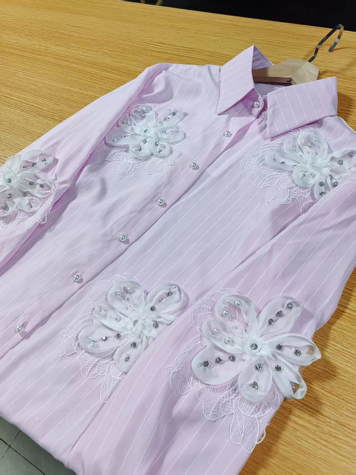 Luxury Perals Diamonds Flowers Stitch Loose Casual Shirts Blouses For Women 2025 Spring Summer Long Sleeve Single Breasted Tops
Luxury Perals Diamonds Flowers Stitch Loose Casual Shirts Blouses For Women 2025 Spring Summer Long Sleeve Single Breasted Tops