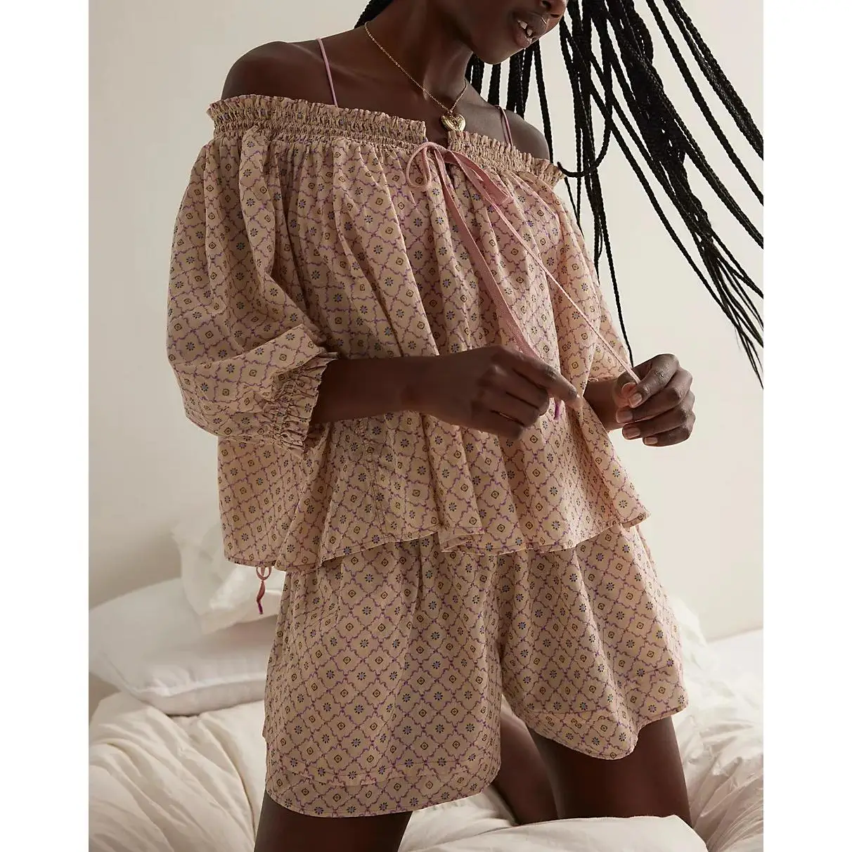 Combhasaki женский комплект из 2 предметов с цветочным клетчатым принтом, комплект одежды для дома, топы с открытыми плечами и рюшами на шнурке + широкие шорты с эластичной резинкой на талии
Combhasaki женский комплект из 2 предметов с цветочным клетчатым принтом, комплект одежды для дома, топы с открытыми плечами и рюшами на шнурке + широкие шорты с эластичной резинкой на талии