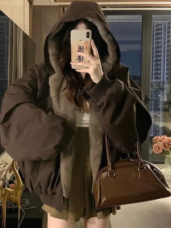 Двусторонняя куртка с капюшоном на флисовой подкладке, женская свободная теплая верхняя одежда в американском ретро-стиле, для повседневной носки, зимняя новинка
Двусторонняя куртка с капюшоном на флисовой подкладке, женская свободная теплая верхняя одежда в американском ретро-стиле, для повседневной носки, зимняя новинка