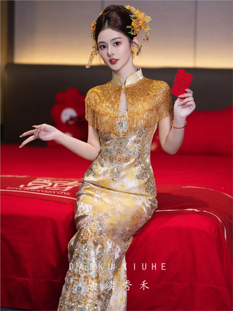 The wears a cheongsam traditional Chinese wedding dress gown for engagement toast and dragon phoenix
The wears a cheongsam traditional Chinese wedding dress gown for engagement toast and dragon phoenix