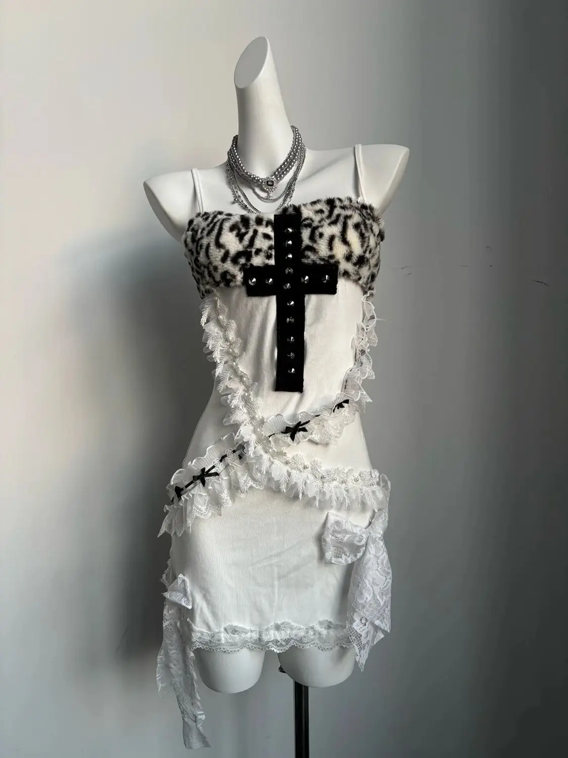 New Original Japanese Harajuku Cool Girl Fashion Y2K Hot Girl Cross Leopard Lace Strap White Slim Sweet Kawaii Dress
New Original Japanese Harajuku Cool Girl Fashion Y2K Hot Girl Cross Leopard Lace Strap White Slim Sweet Kawaii Dress