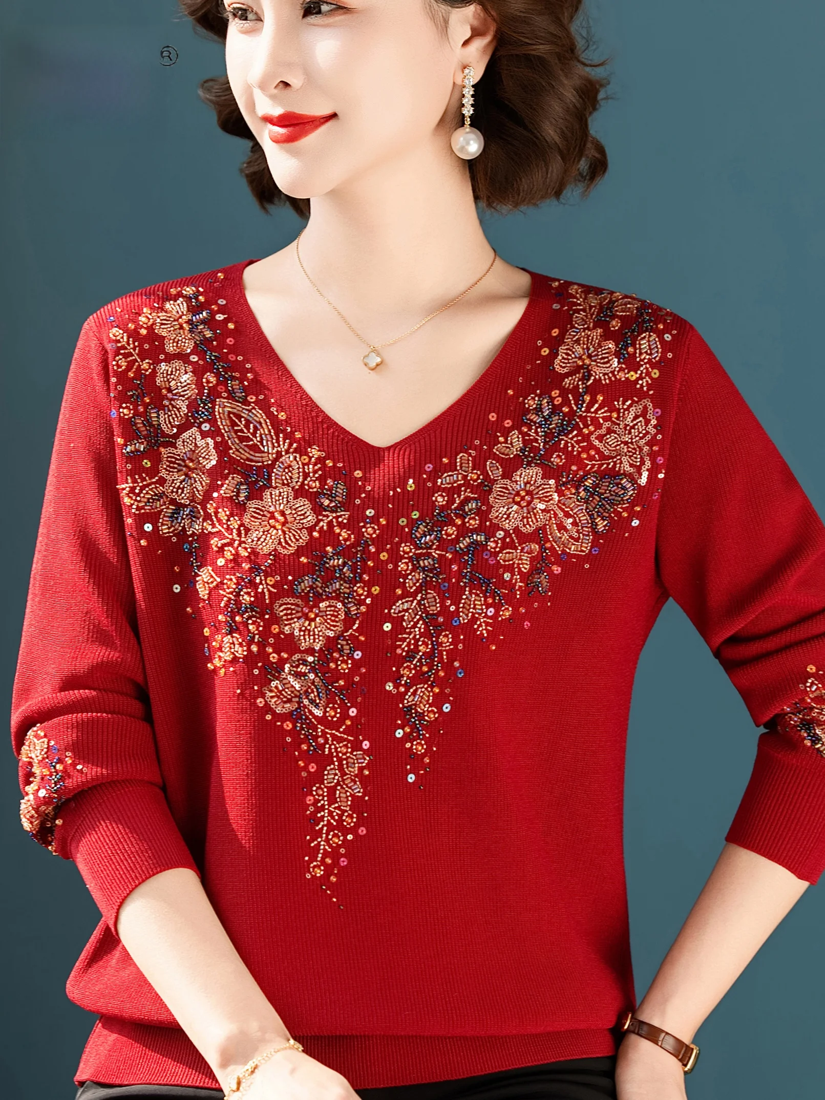 Весенний модный вязаный шерстяной топ с V-образным вырезом и тяжелой вышивкой бисером для женщин среднего и старшего возраста, теплый и комфортный.
Весенний модный вязаный шерстяной топ с V-образным вырезом и тяжелой вышивкой бисером для женщин среднего и старшего возраста, теплый и комфортный.