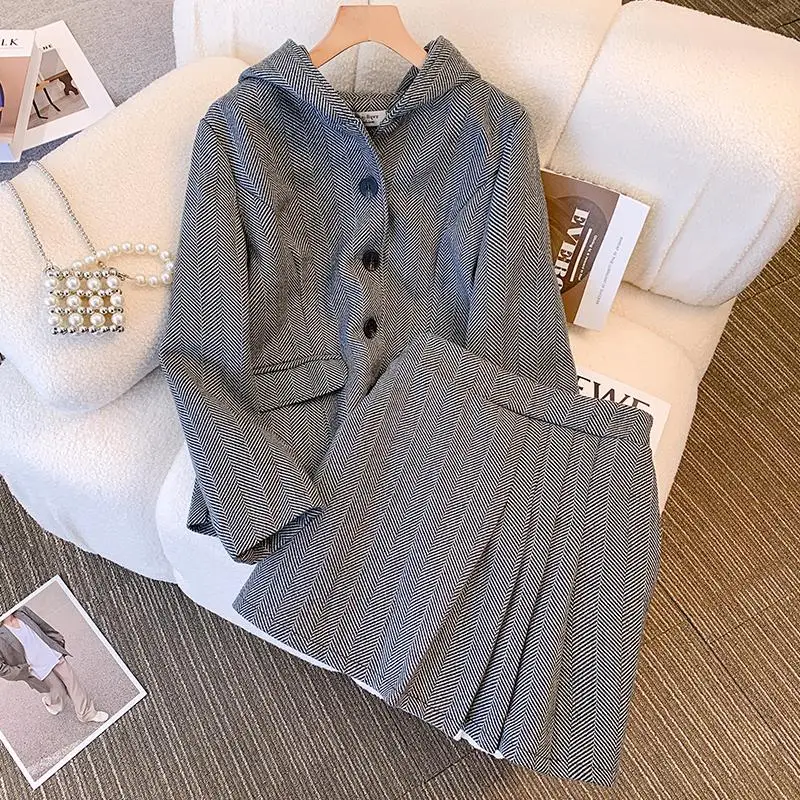 Large Size 5XL Herringbone Woolen Gray Suit Hoodies Jacket Top And Mini Pleated Skirt Two Piece Sets Women Y2K Uniform Winter
Large Size 5XL Herringbone Woolen Gray Suit Hoodies Jacket Top And Mini Pleated Skirt Two Piece Sets Women Y2K Uniform Winter