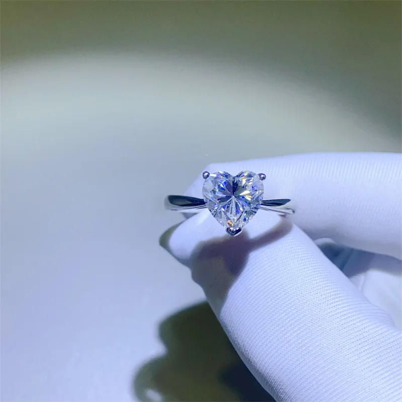 Socialite Moissanite PT950 Platinum 2 Carat Classic Heart Shape Ring for Women, high glamour ornament for party dressing
Socialite Moissanite PT950 Platinum 2 Carat Classic Heart Shape Ring for Women, high glamour ornament for party dressing