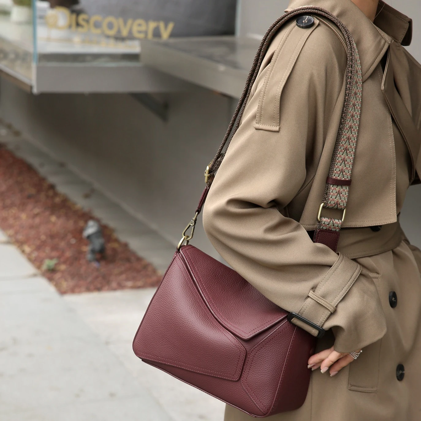Top layer cowhide square bag 2025 new niche soft genuine leather splicing design fashionable ladies one-shoulder crossbody bag
Top layer cowhide square bag 2025 new niche soft genuine leather splicing design fashionable ladies one-shoulder crossbody bag