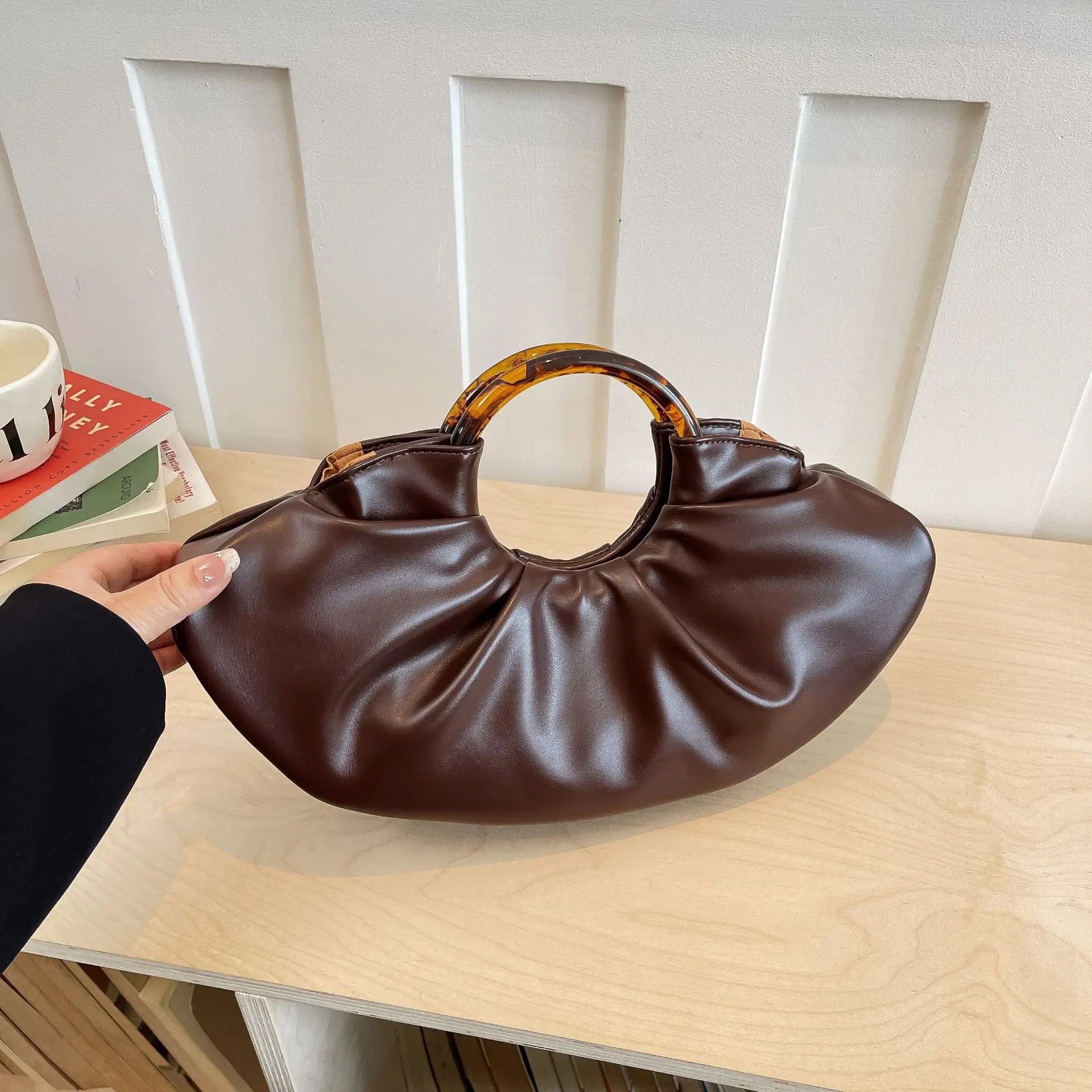 Vintage Fold Women handbag new Brand Trend round handle Lady Wrist bag Design Pu leather Clouds Clutches ladies messenger bags
Vintage Fold Women handbag new Brand Trend round handle Lady Wrist bag Design Pu leather Clouds Clutches ladies messenger bags