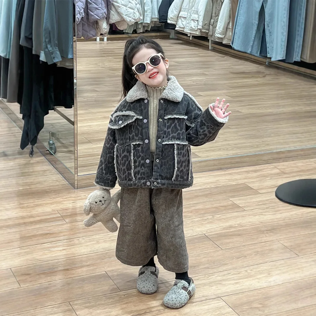 Girls Coat 2024 New Winter Childrens Wear Girls Baby Fleece Thickened Leopard Lapel Lamb Wool Integrated Coat Casual Simple
Girls Coat 2024 New Winter Childrens Wear Girls Baby Fleece Thickened Leopard Lapel Lamb Wool Integrated Coat Casual Simple