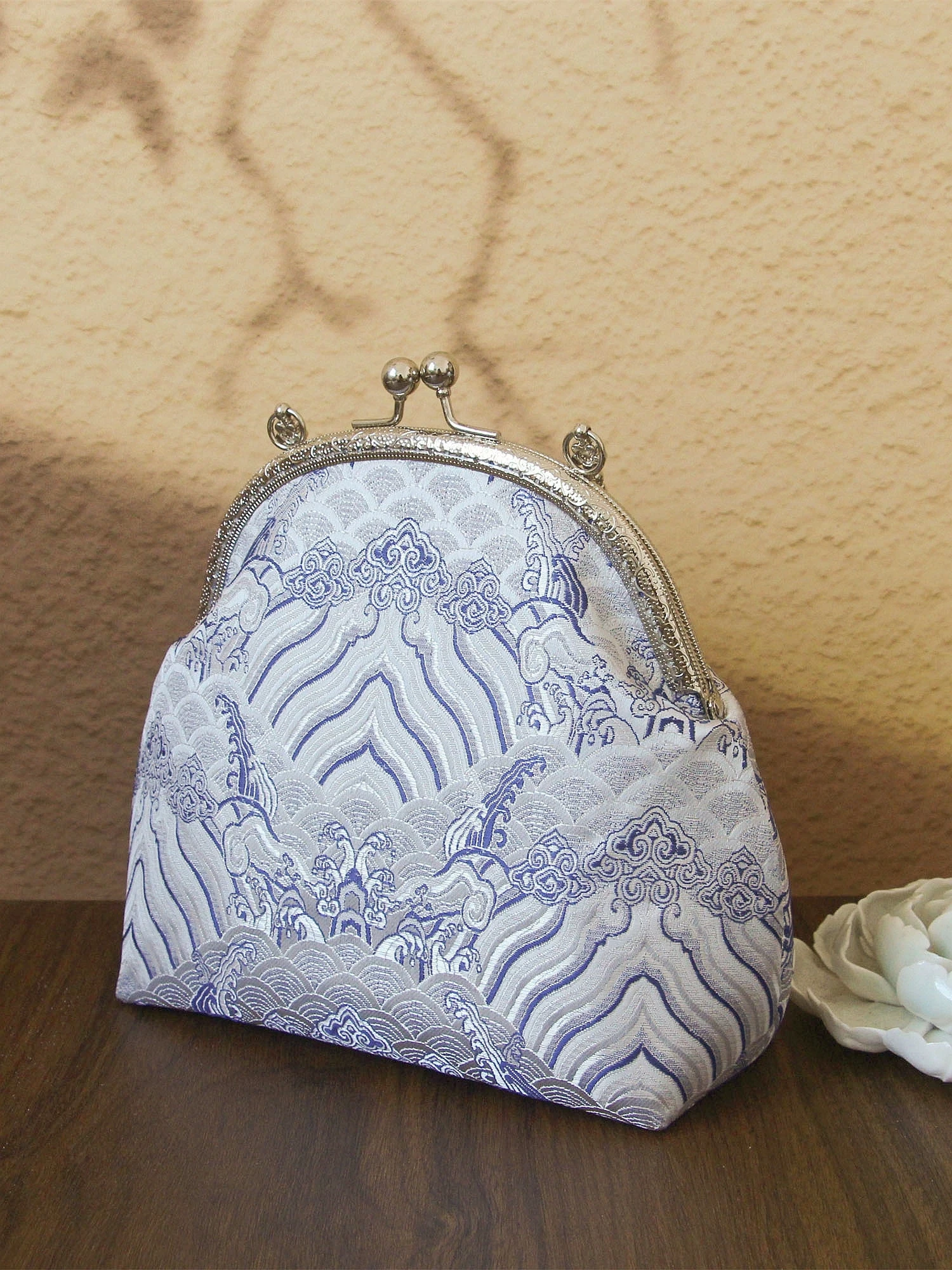 Classic Silver Lock Vintage Flowers Designer Shell Vintage Bags Chain Women Shoulder Crossbody Bag Women's Handbag
Classic Silver Lock Vintage Flowers Designer Shell Vintage Bags Chain Women Shoulder Crossbody Bag Women's Handbag