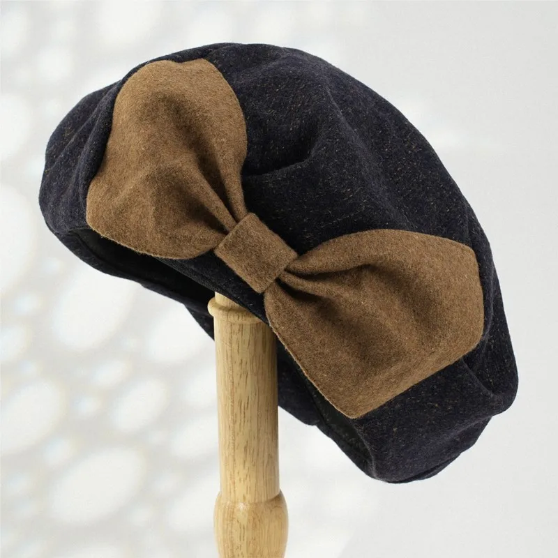 A lady wears beret for daily shopping
A lady wears beret for daily shopping