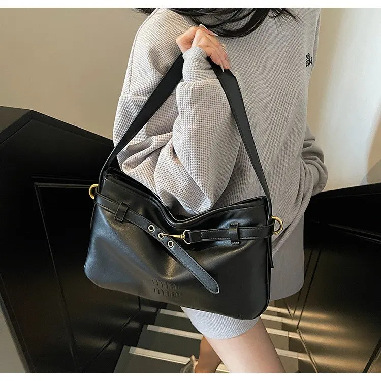 High-End Luxury Tote Bag for Commuter - Minimalist Solid Color Messenger Purse with Paris Fashion Trendy Design & Gold Accents
High-End Luxury Tote Bag for Commuter - Minimalist Solid Color Messenger Purse with Paris Fashion Trendy Design & Gold Accents