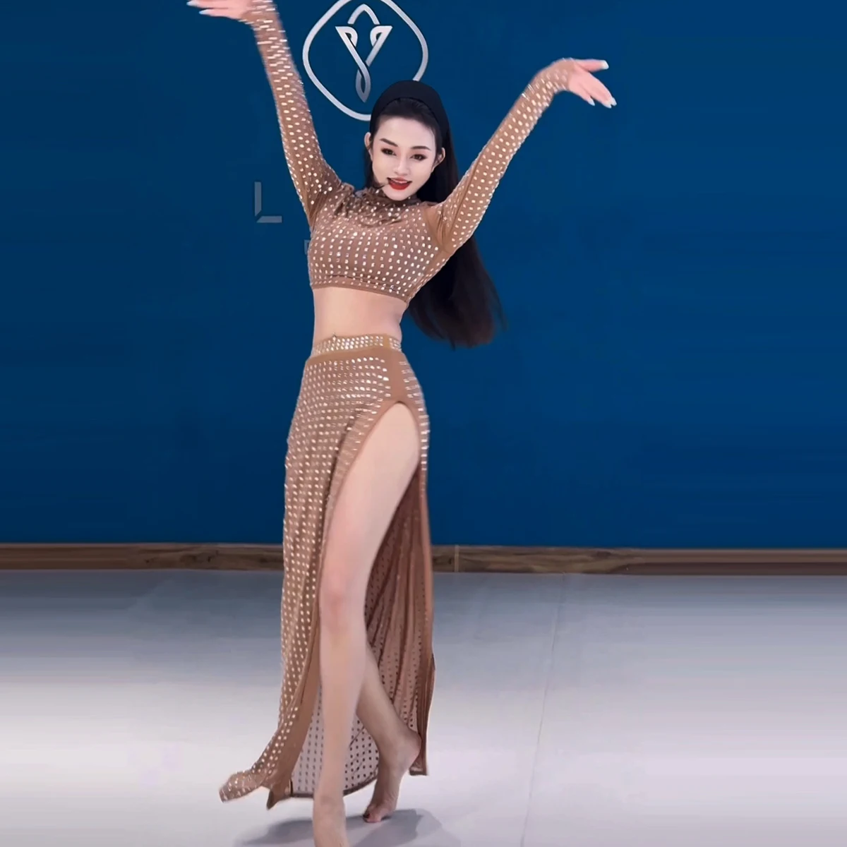 New Belly Dancing Costumes for Women's Diamond Long Sleeve Top+Sexy Split Long Skirt 2pcs Oriental Dance Performance Set
New Belly Dancing Costumes for Women's Diamond Long Sleeve Top+Sexy Split Long Skirt 2pcs Oriental Dance Performance Set