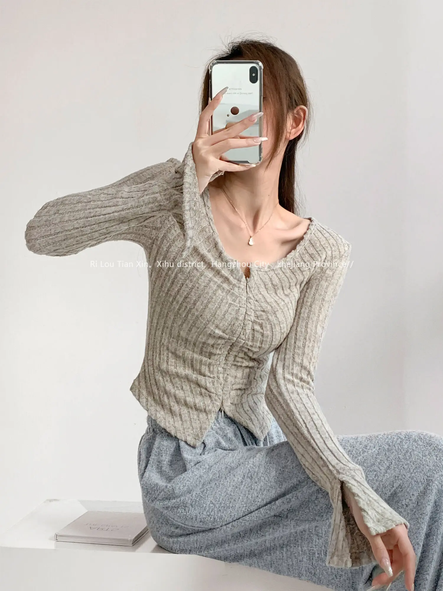 Sexy Pure Desire V-neck Flare Long Sleeved Knitted Sweater Women 2024 Autumn Cinching Waist Folds Design Sense Short Top ULMA
Sexy Pure Desire V-neck Flare Long Sleeved Knitted Sweater Women 2024 Autumn Cinching Waist Folds Design Sense Short Top ULMA