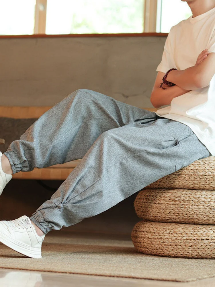 Новые китайские мужские повседневные брюки свободного кроя на весну-осень, винтажные брюки-фонарики с пуговицами и манжетами, модные брюки
Новые китайские мужские повседневные брюки свободного кроя на весну-осень, винтажные брюки-фонарики с пуговицами и манжетами, модные брюки